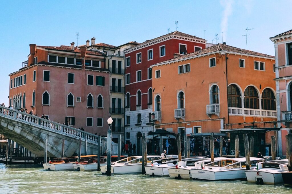Canal no bairro Santa Croce, em Veneza