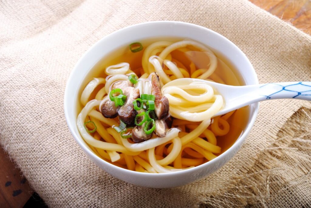 Sopa Udon com cogumelos, um dos pratos típicos do Japão