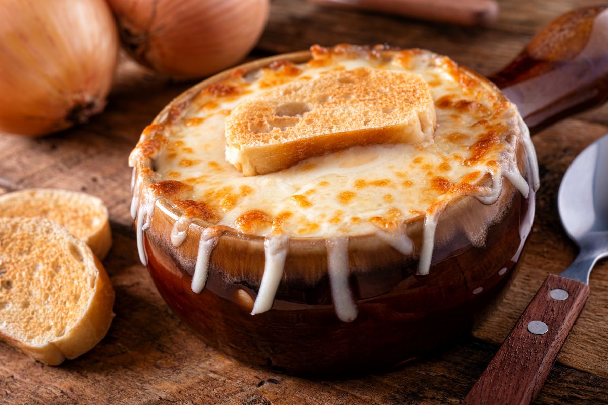 Tradicional sopa de cebola de Paris