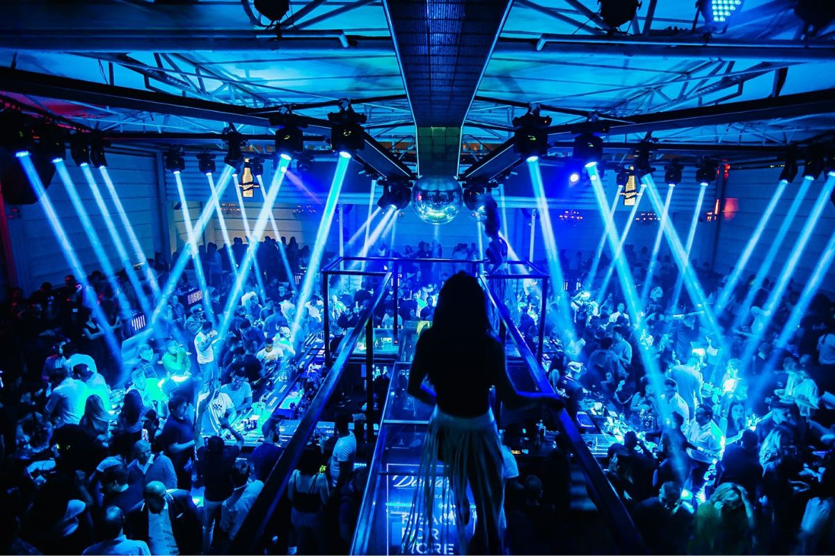 Festa noturna em splav de Belgrado, na Sériva