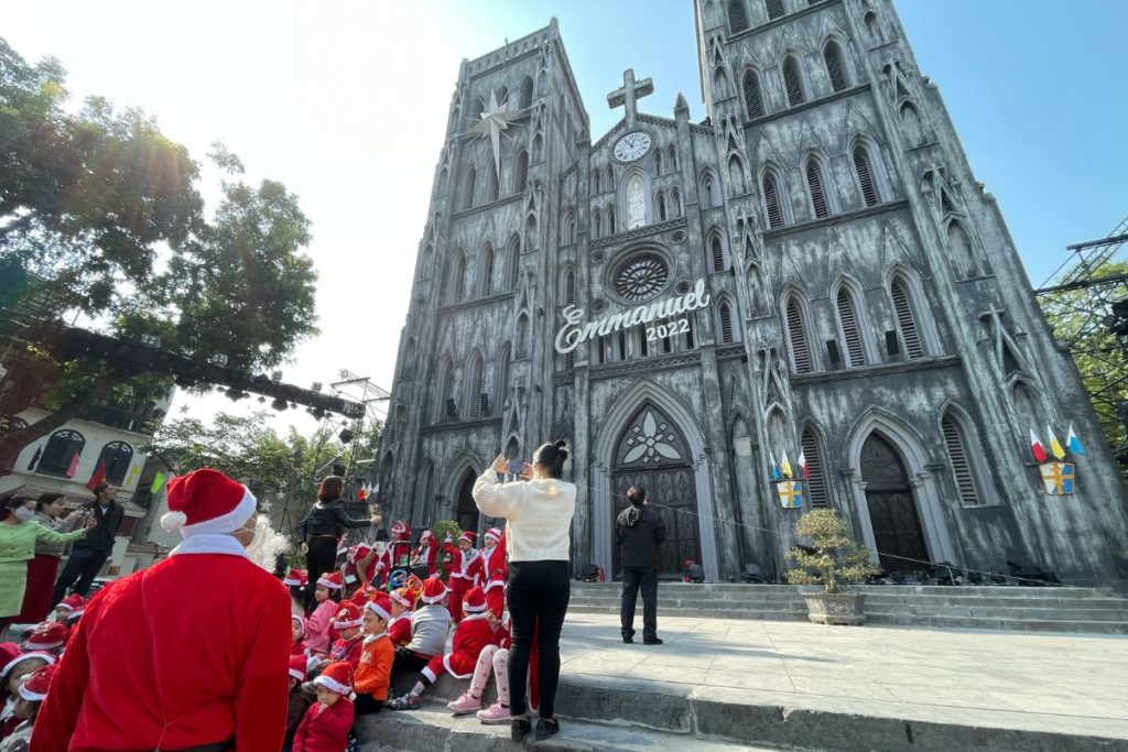 Coral infantil ensaiando em frente à St Joseph Cathedral