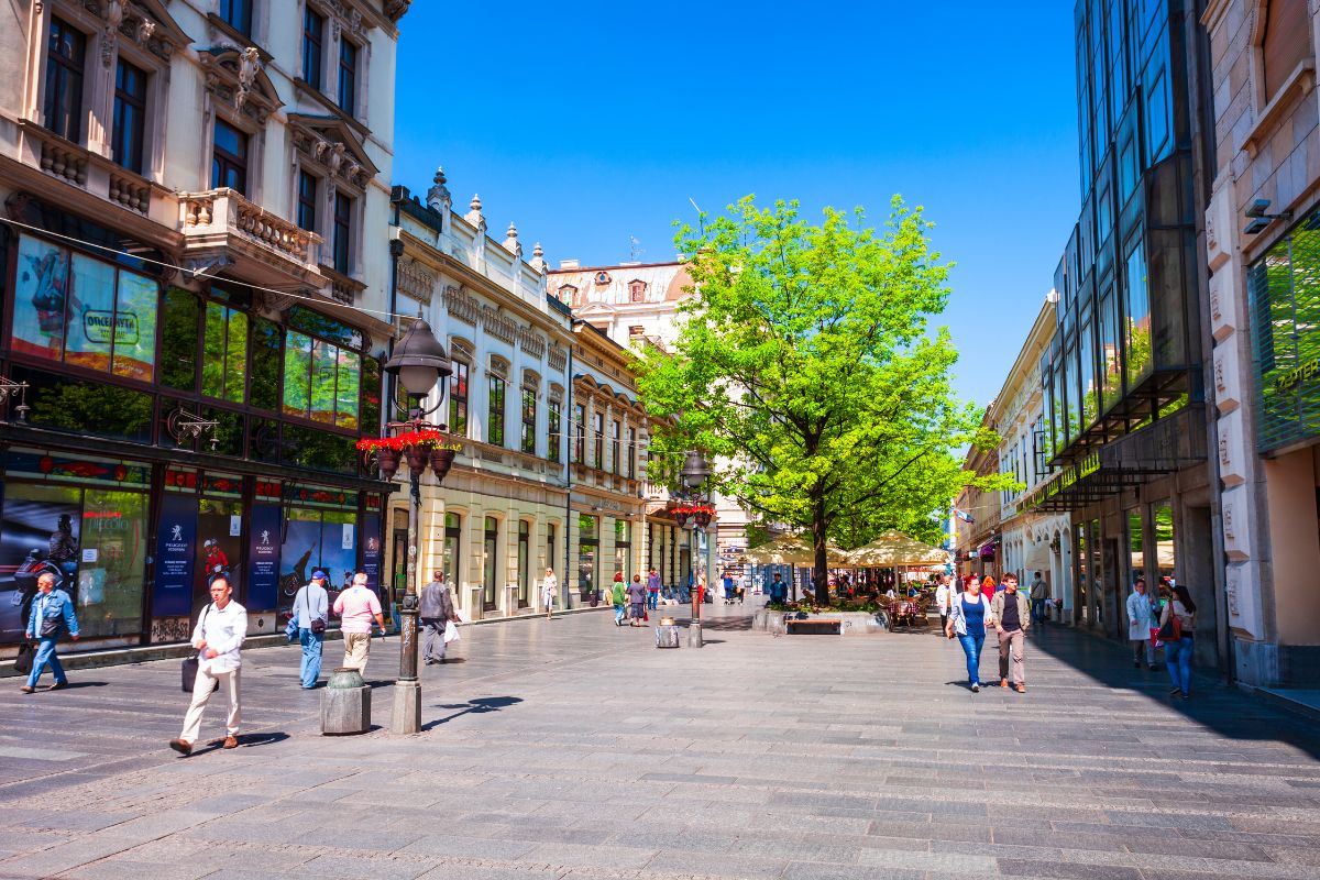 Pessoas caminhando no centro histórico de Belgrado