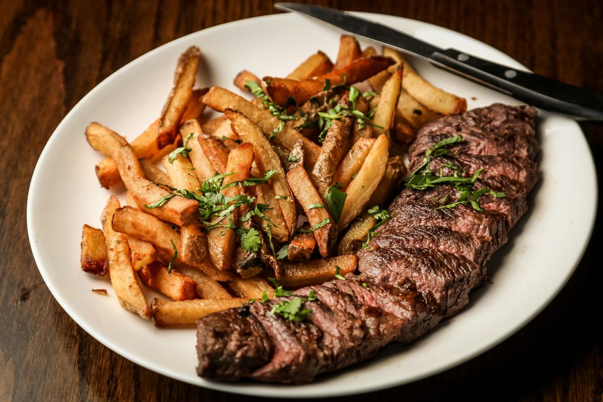 Prato de Steak frites, típico de Paris