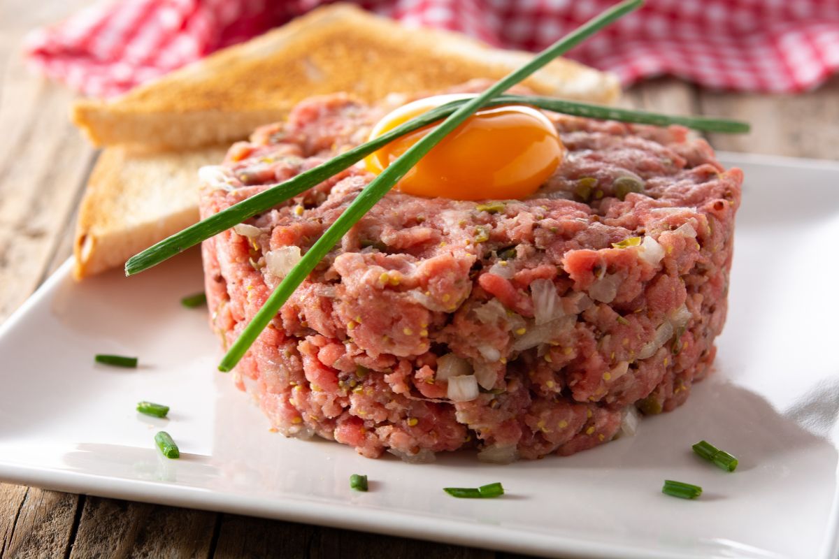 Porção de Steak Tartare, iguaria da culinária de Paris