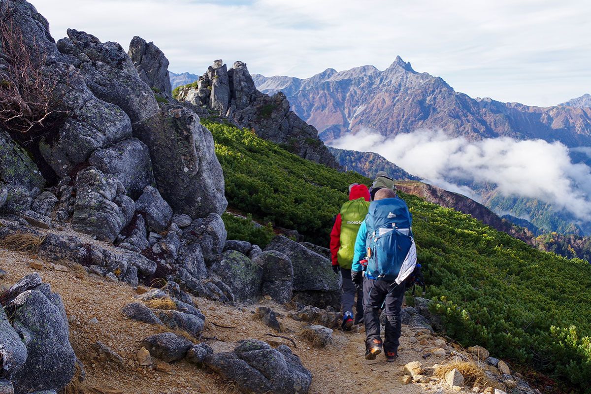 Montanhistas na trilha do Monte Hotaka, Japão