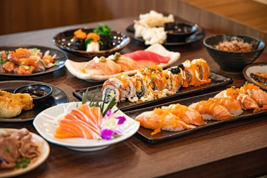 Mesa som sushis e sashimis em um restaurante do Japão