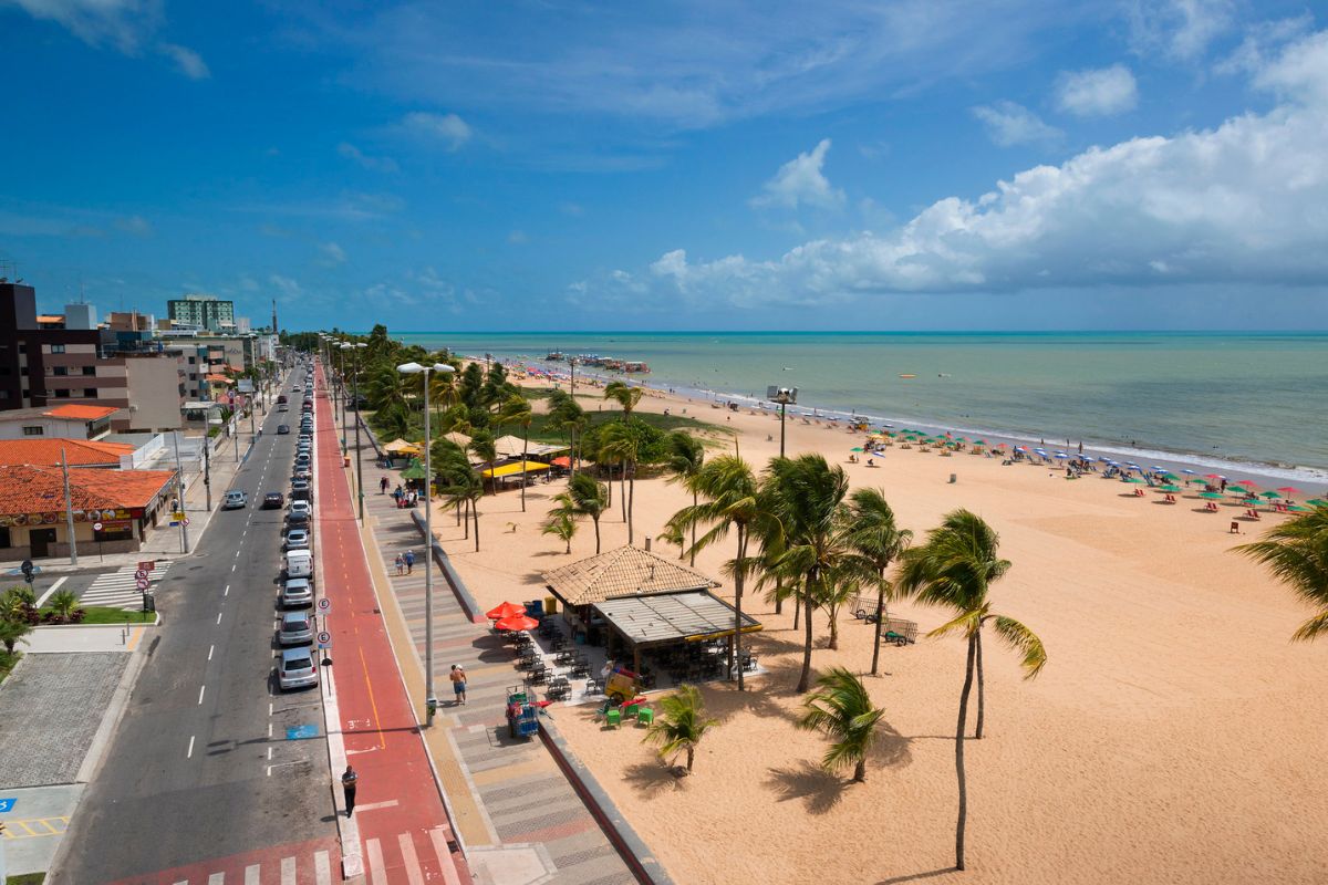 Calçadão e faixa de areia da Praia de Tambaú, João Pessoa
