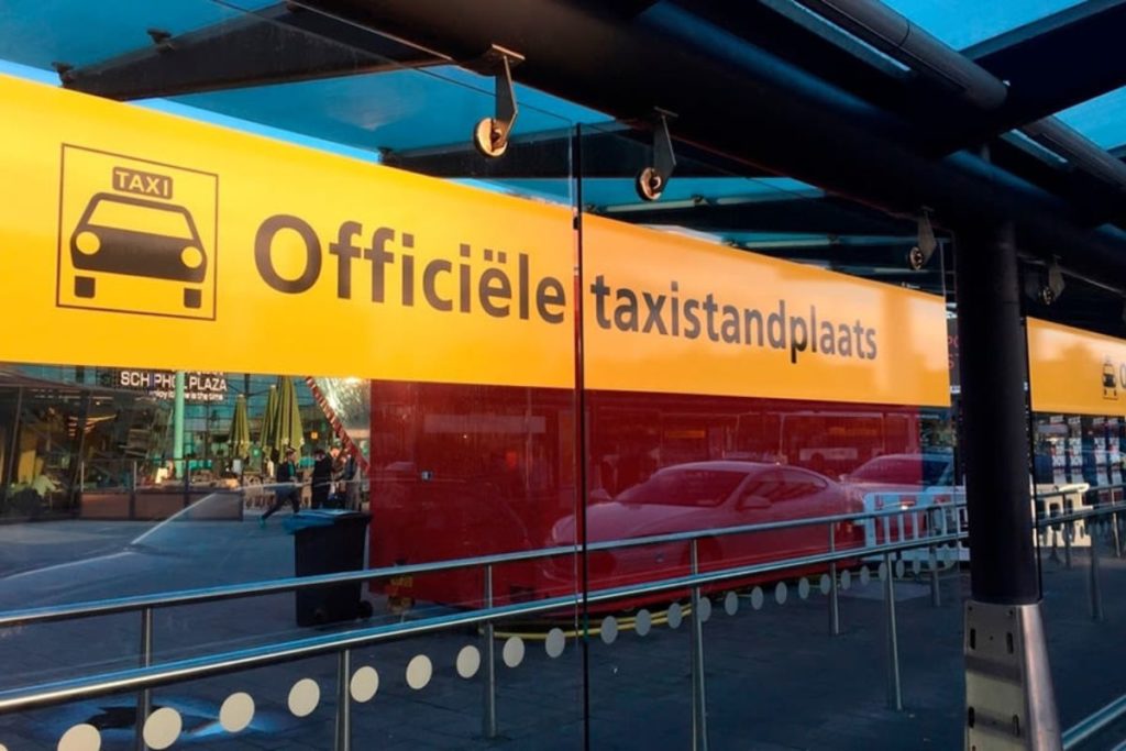 Guichê oficial de táxi no Aeroporto de Amsterdam Schiphol
