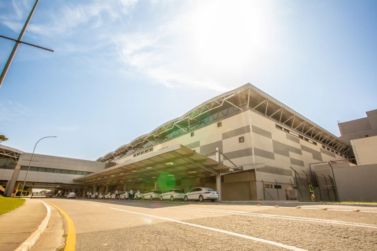 Aeroporto de Curitiba Afonso Pena com táxis em frente