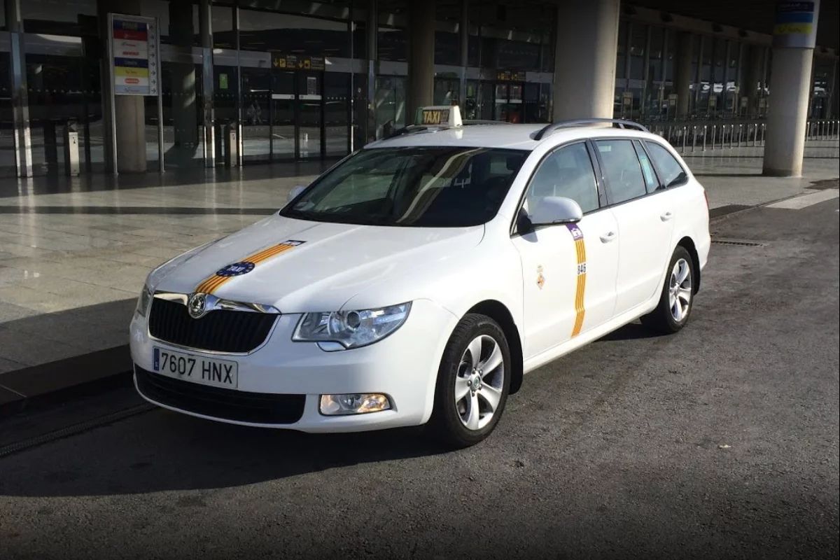 Táxi em frente ao Aeroporto de Maiorca
