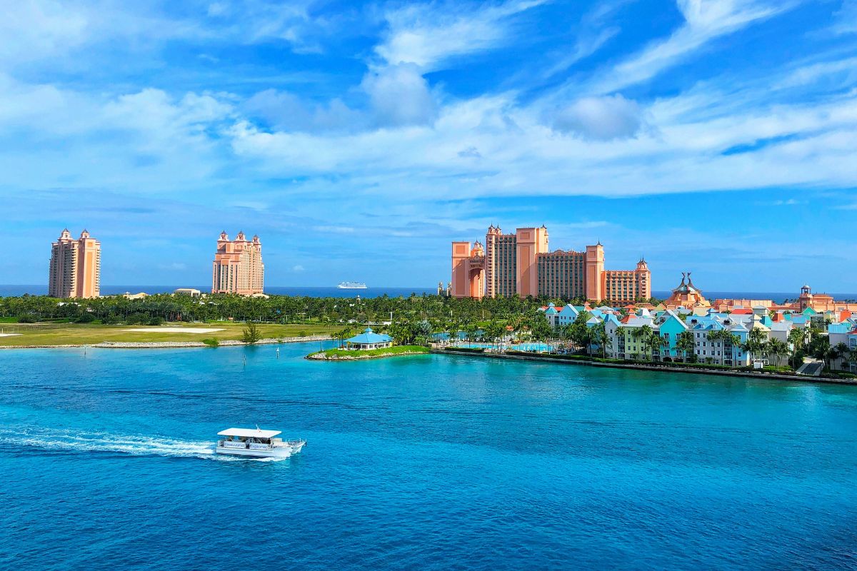 Táxi boat no mar em Nassau