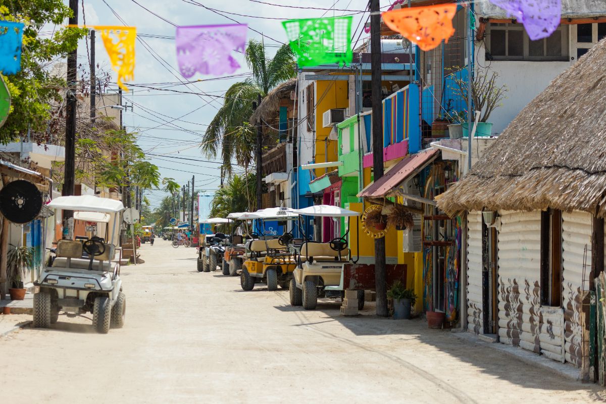 Táxis da ilha de Holbox em rua de areia