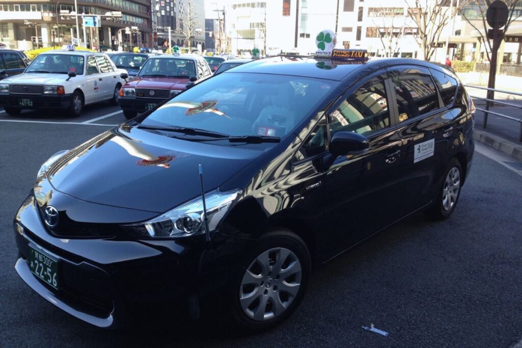 Taxi estacionado em rua de Kyoto