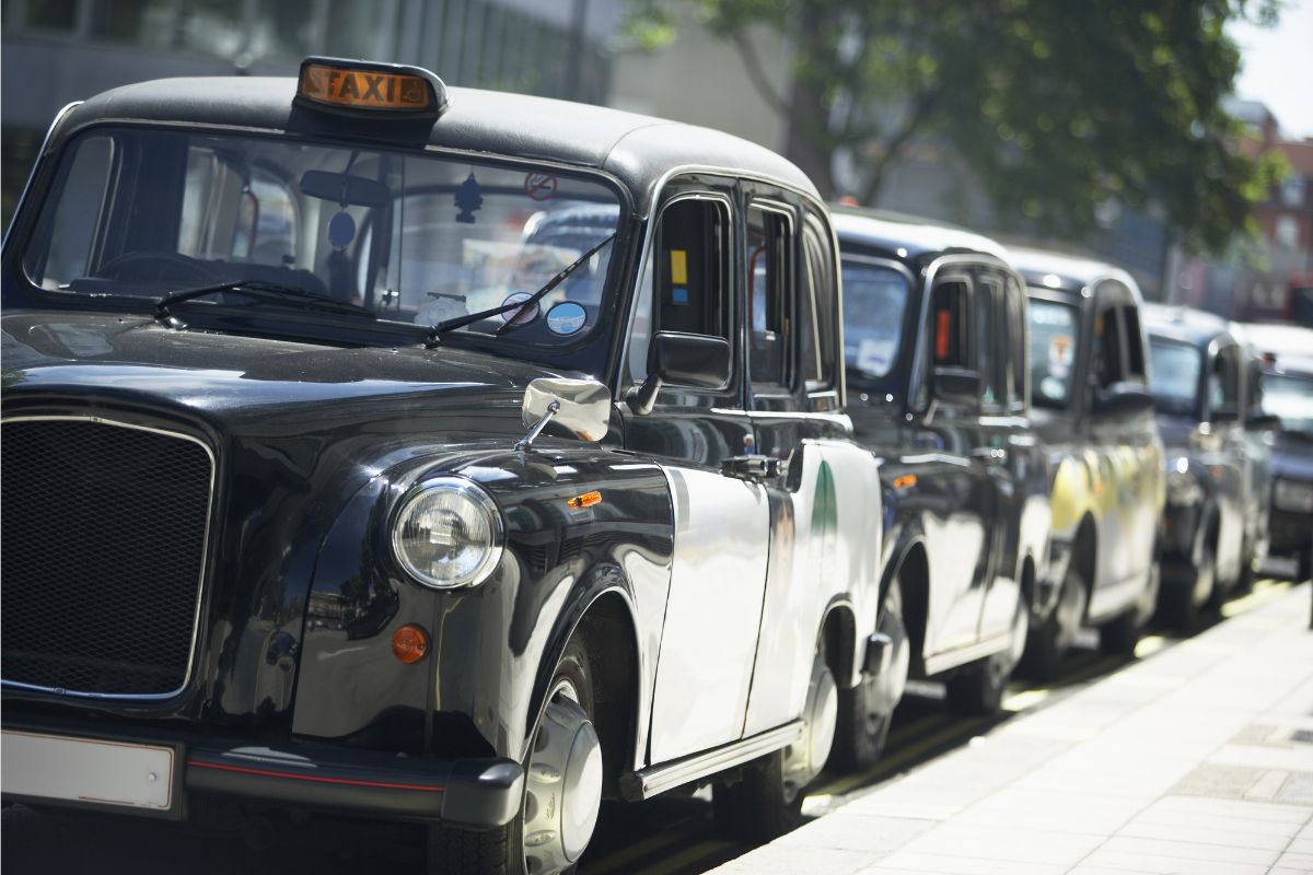 Fila de táxis em rua de Londres