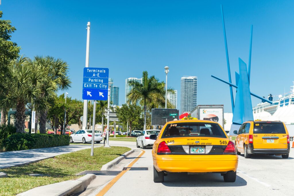Táxi circulando em avenida de Downtown Miami