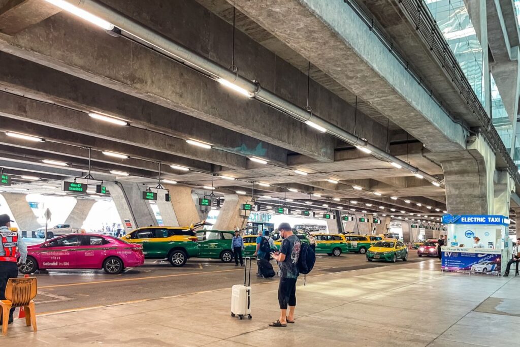 Fila de táxis no Aeroporto Suvarnabhumi, em Bangkok