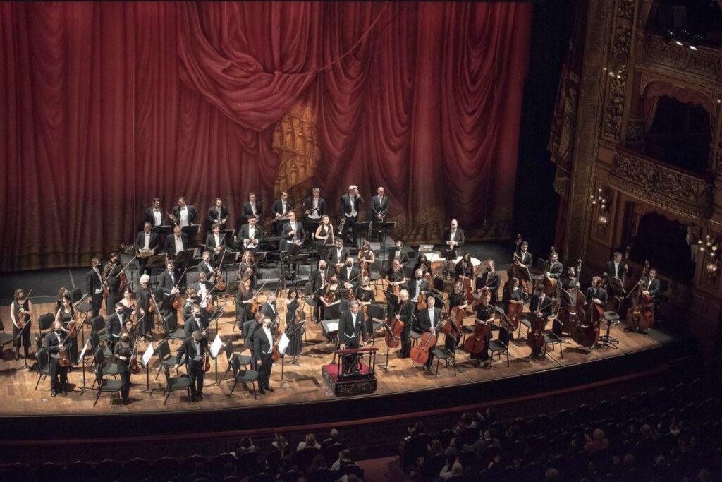 Orquestra Filarmônica de Buenos Aires se apresentando no Teatro Colón