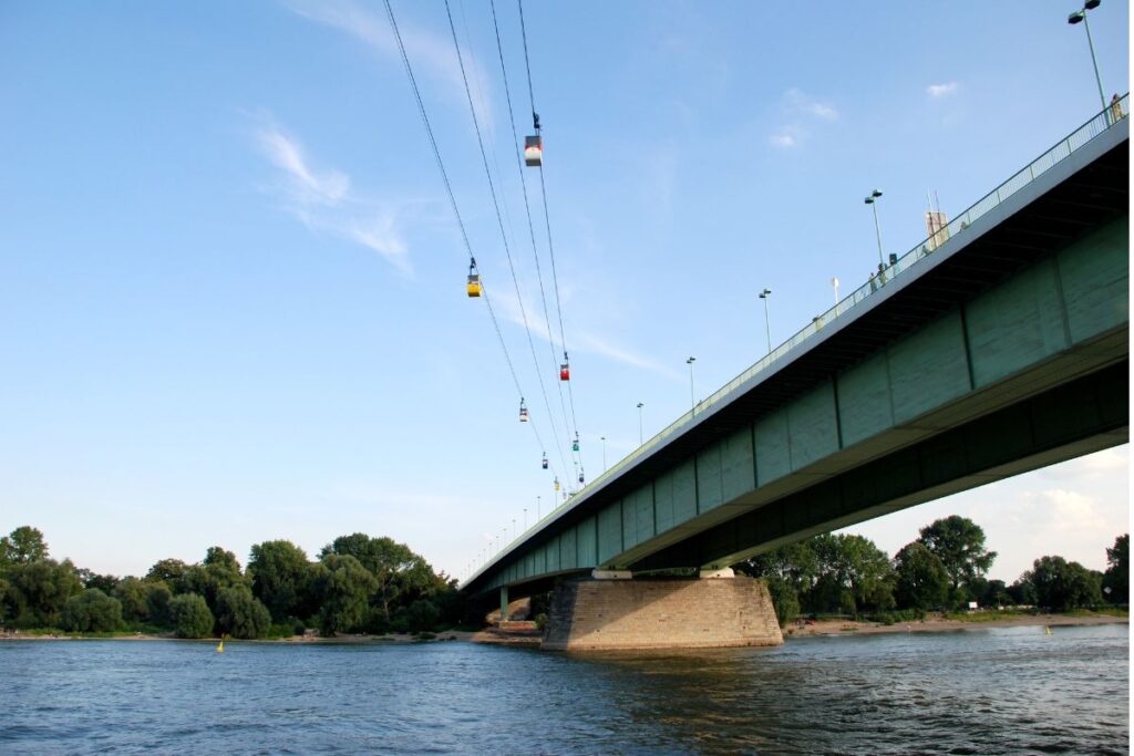 Teleférico sobre o rio Reno