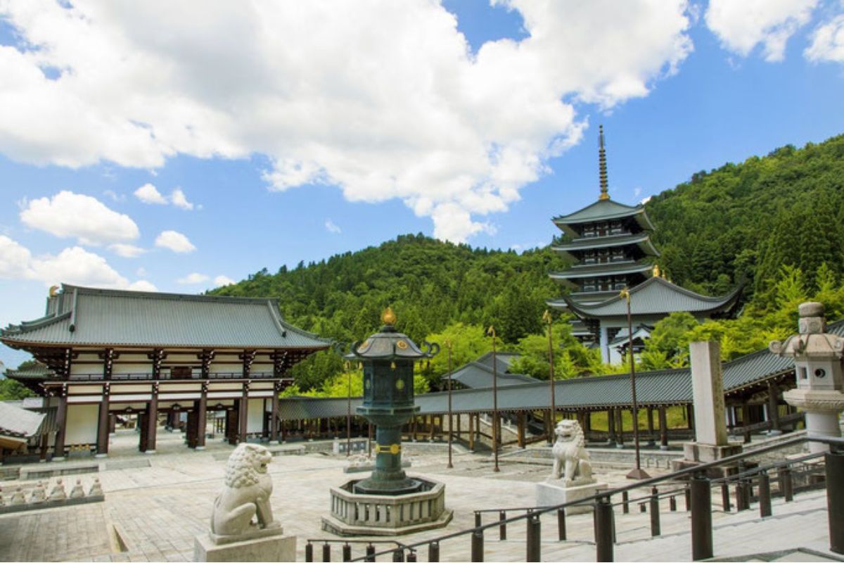 Área externa do templo budista Echizen Daibutsu