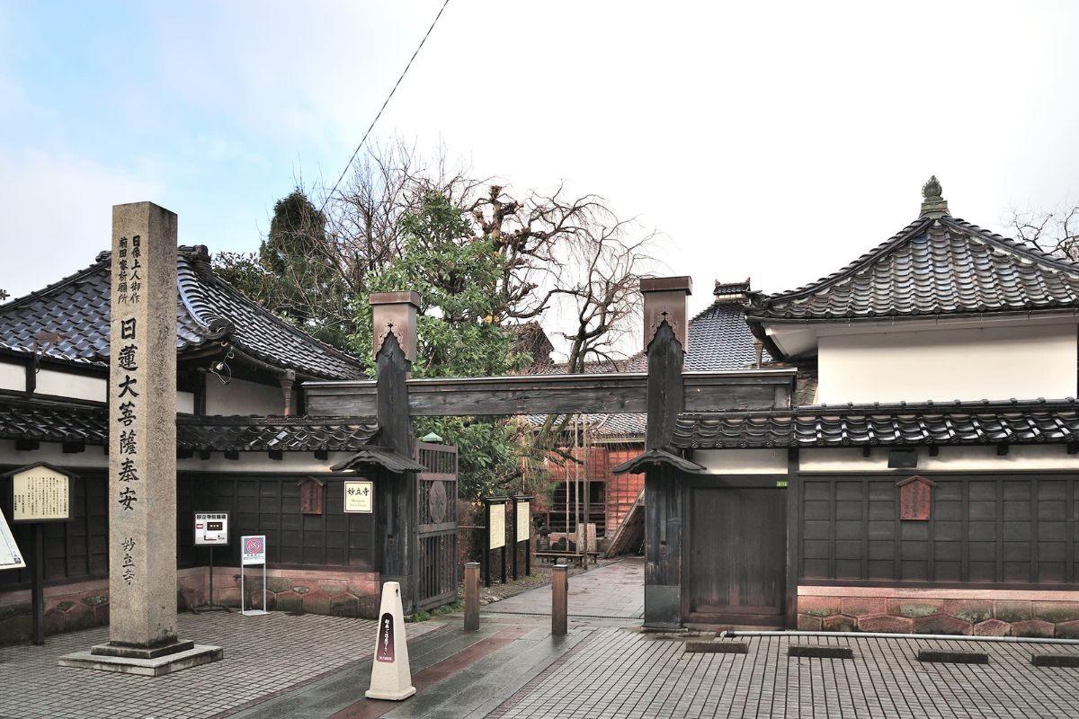 Entrada do templo budista Myoryuji, em Kanazawa