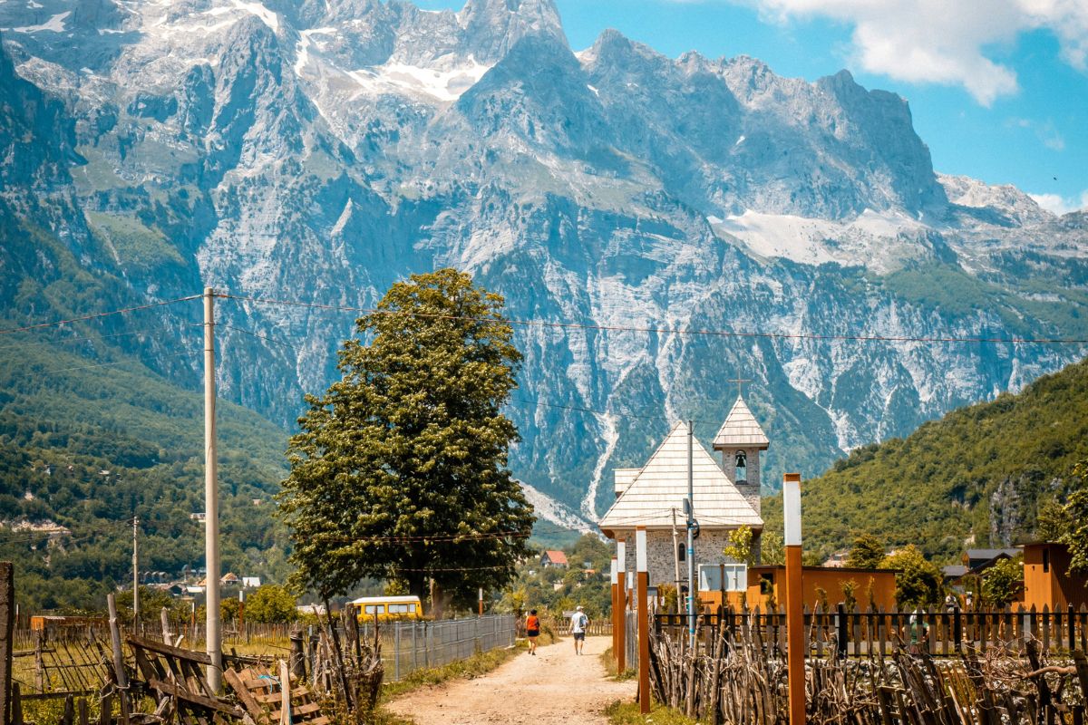 Vilarejo de Theth com Alpes Albaneses ao fundo, na Albânia