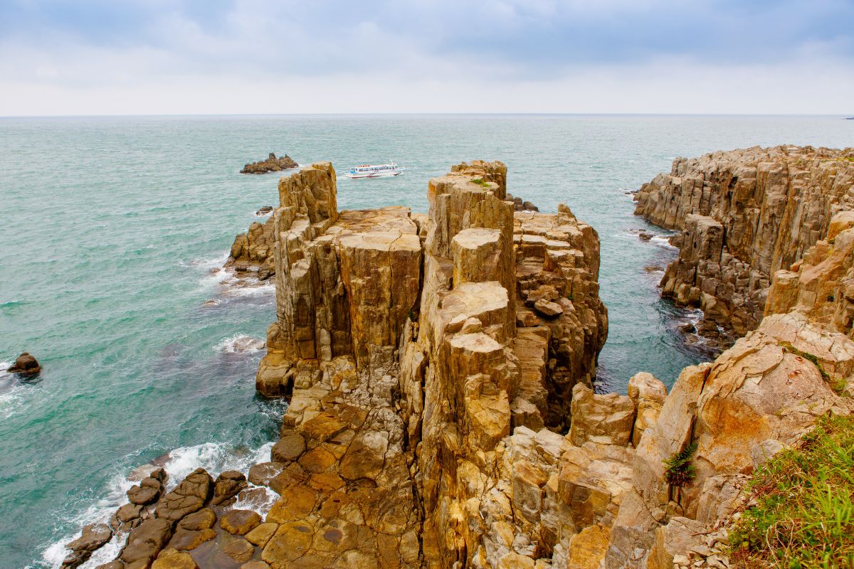 Falésias de pedra de Tojinbo, em Sakai, Fukui