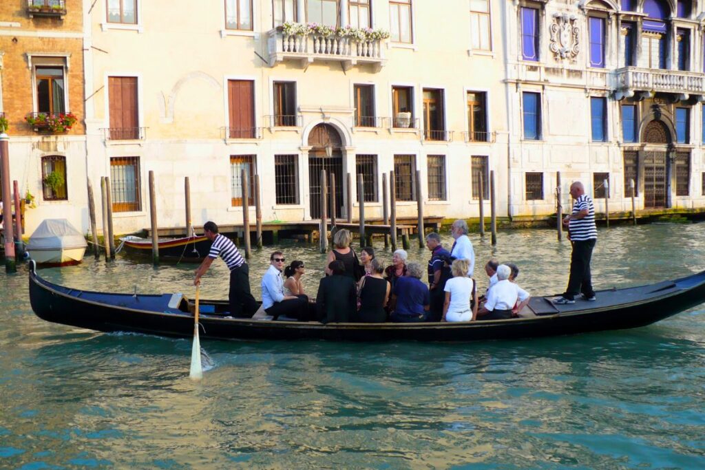 Traghetto com passageiros em um canal de Veneza