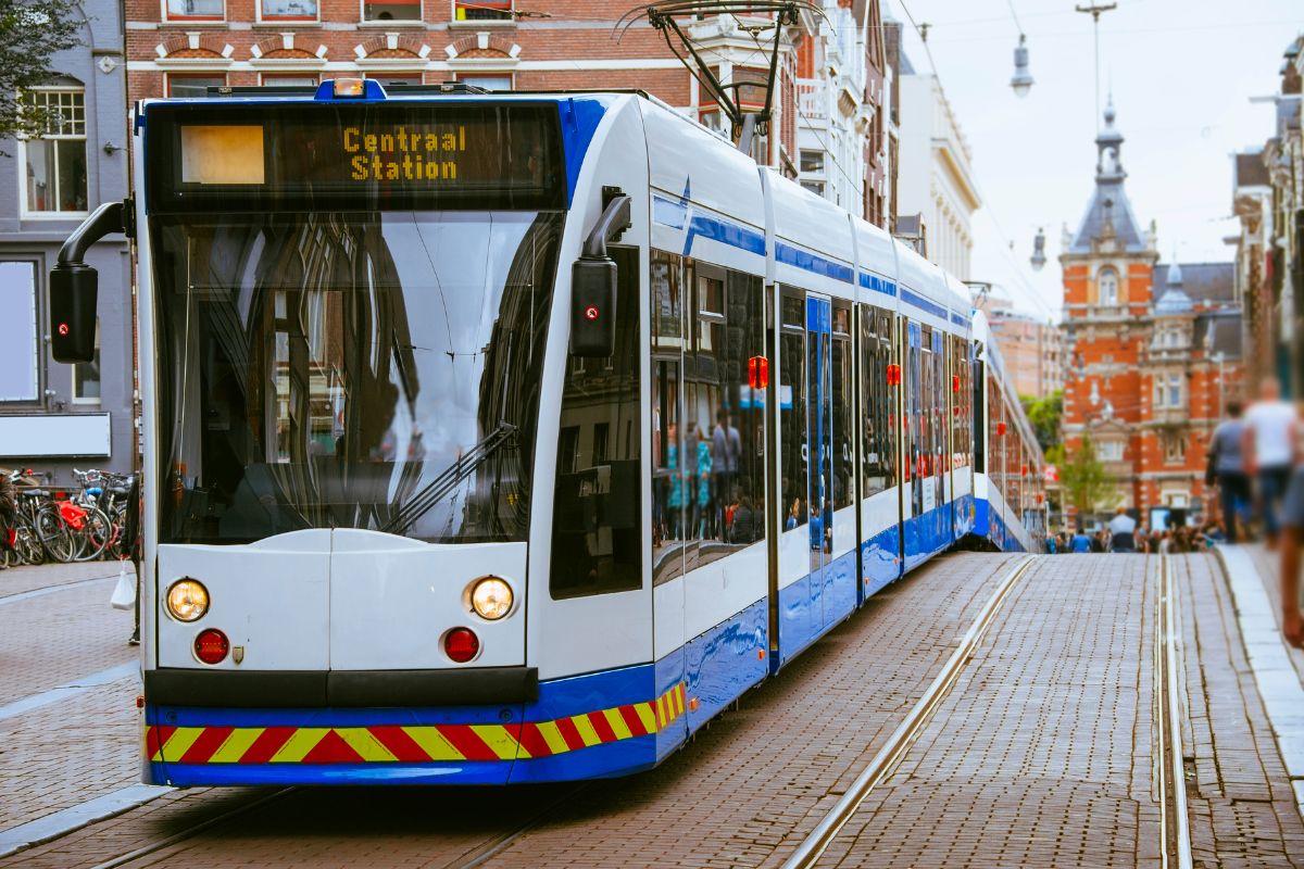 Tram de Amsterdam transitando na cidade