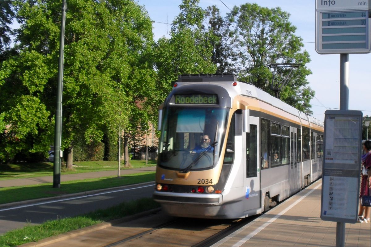 Tram de Bruxelas passando por estação da cidade