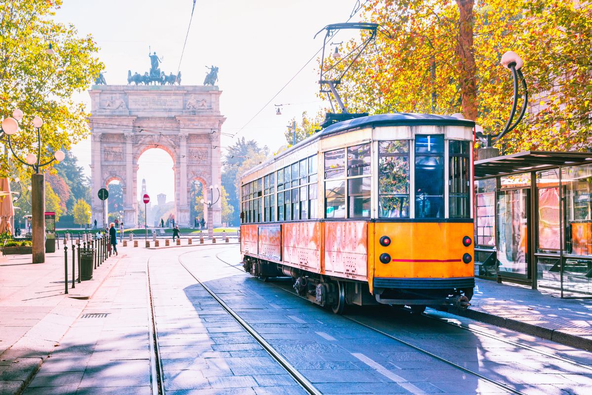 Tram rodando no centro histórico de Milão