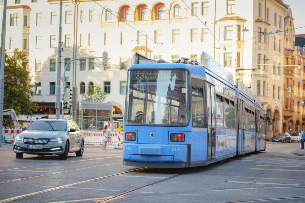 Tram circulando nas ruas de Munique, na Alemanha