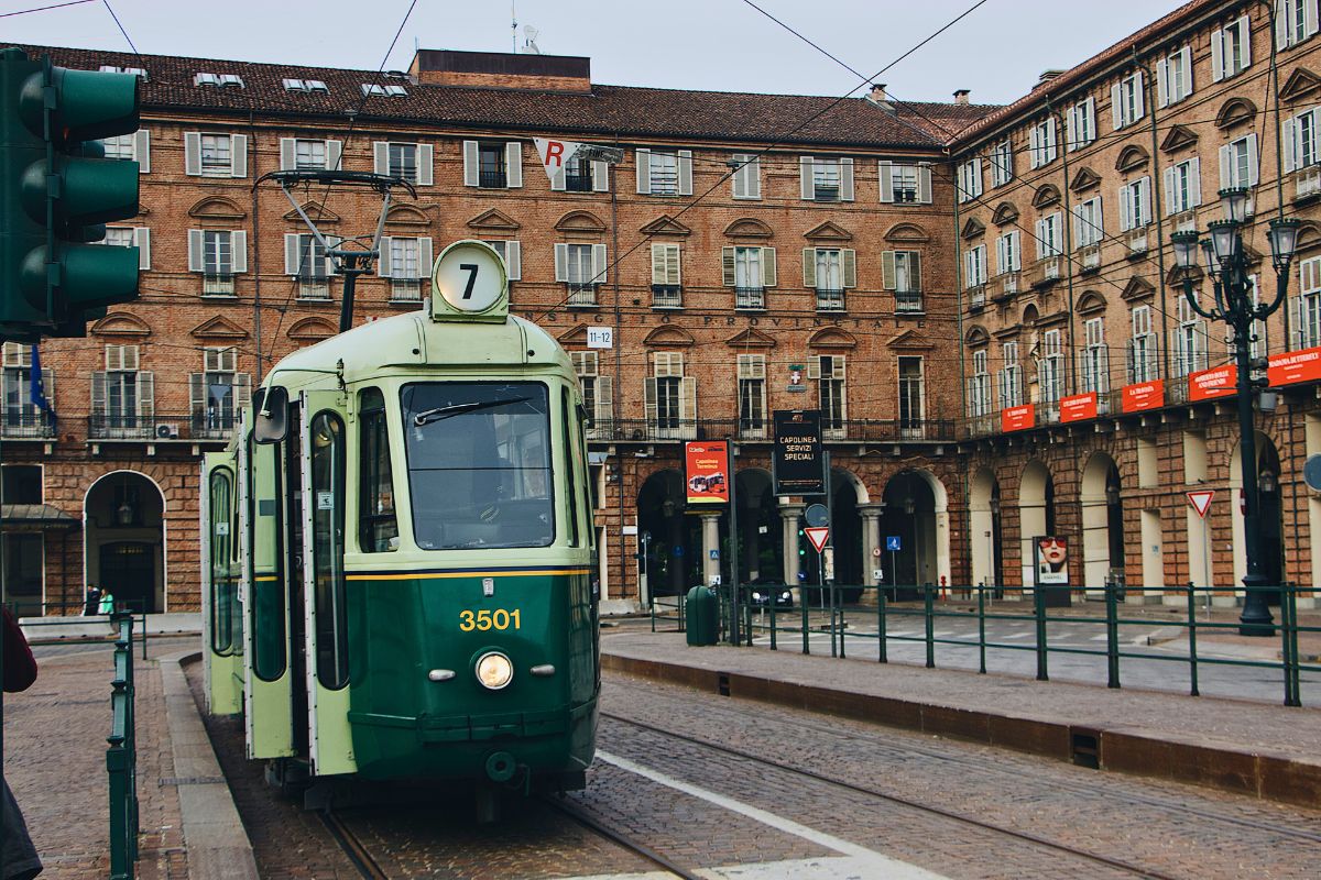 Bonde antigo nas ruas de Turim