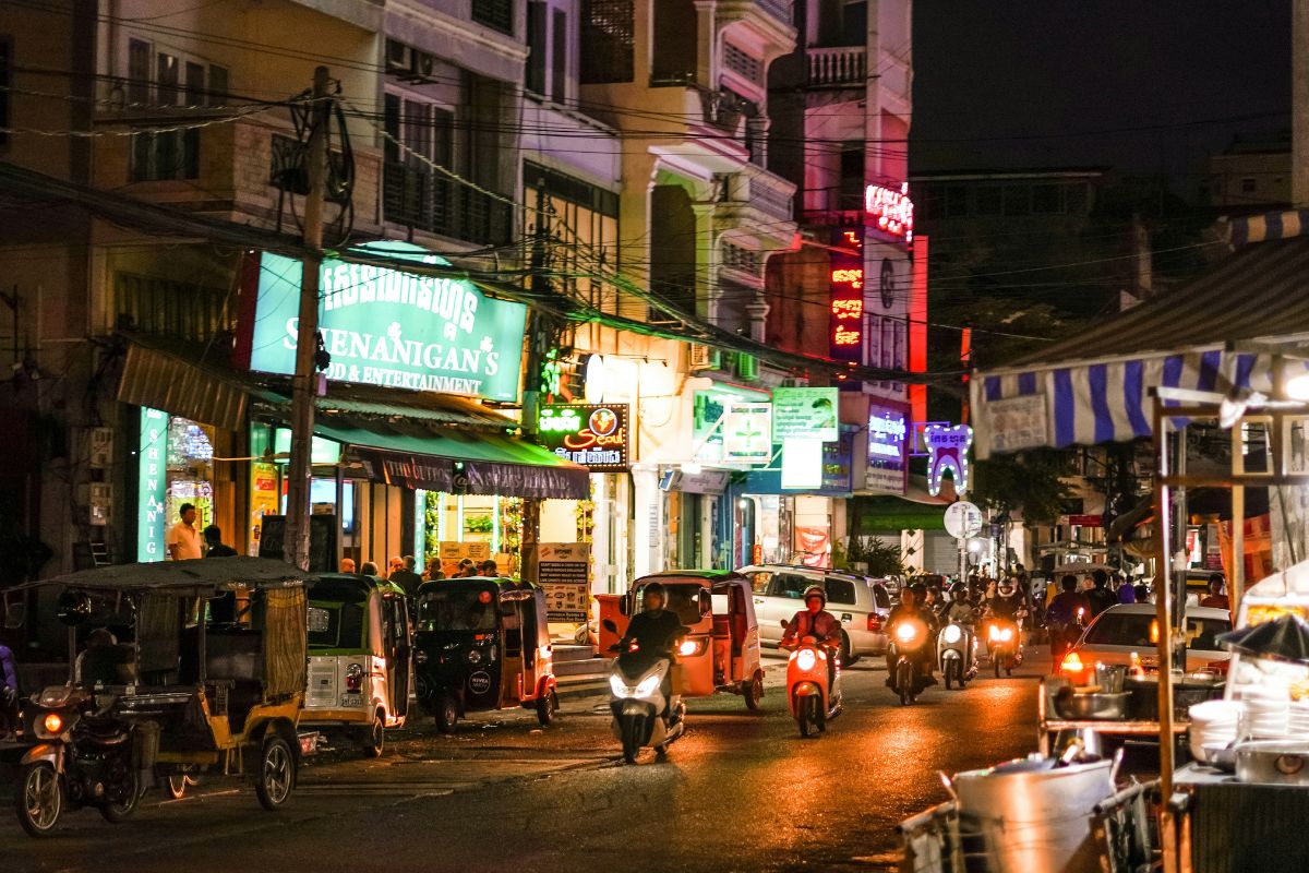 Veículos em rua do Camboja