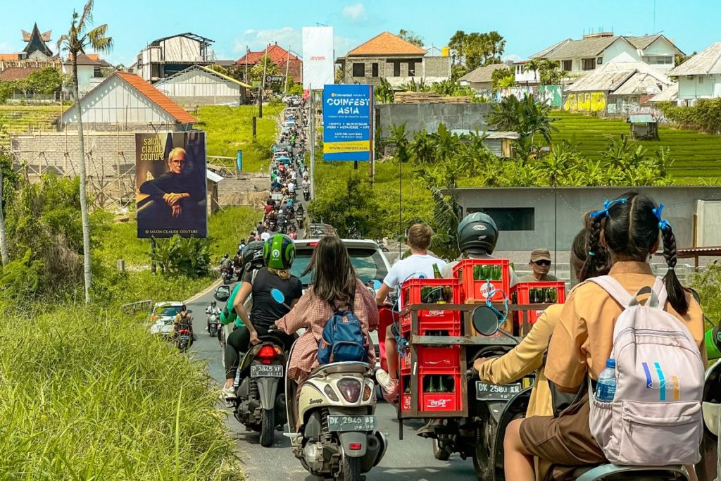 Trânsito intenso em Canggu, na ilha de Bali