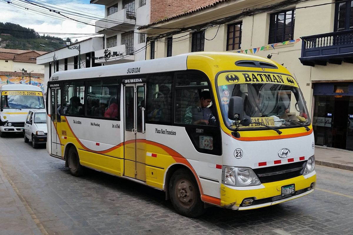 Transporte público de Cusco em rua da cidade