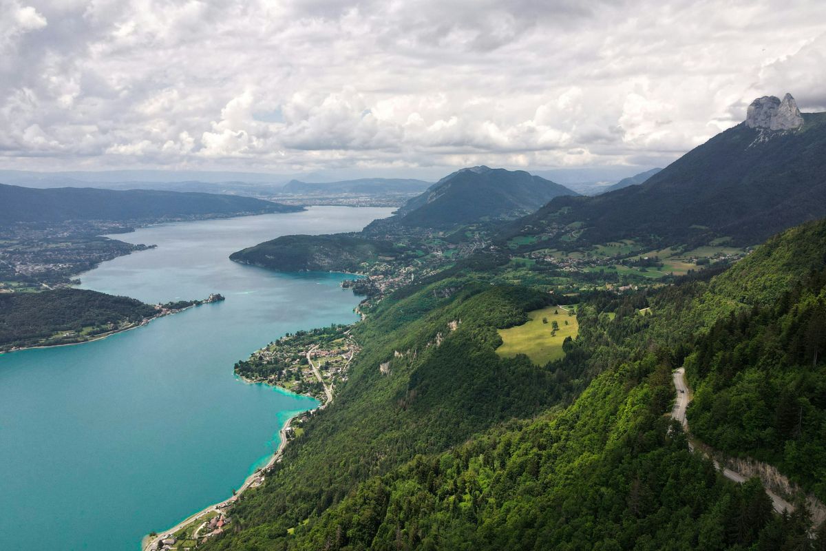 Vista panorâmica do lago de Annecy da trilha do Mont Veyrier