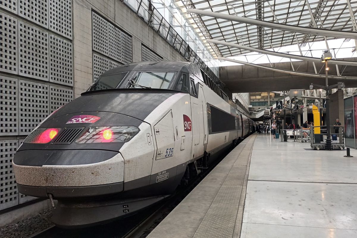 Trem na estação do aeroporto de Paris que leva à Disney