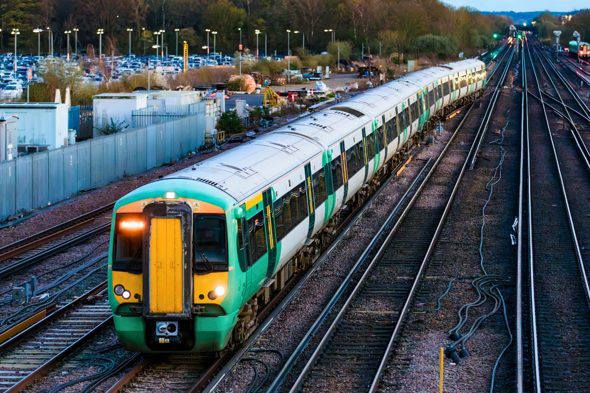 Trem do aeroporto Gatwick parado em estação de Londres