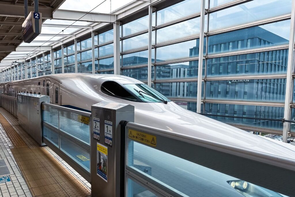 Trem Shinkansen na estação de Kyoto