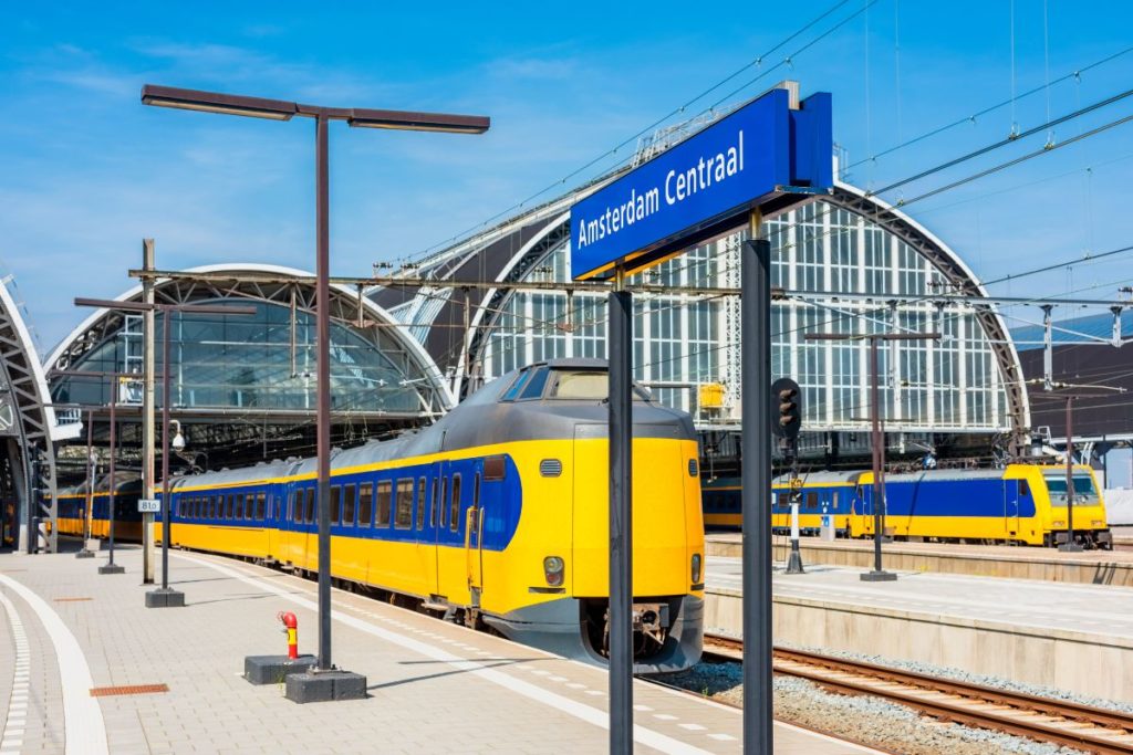 Trem partindo da estação Amsterdam Centraal