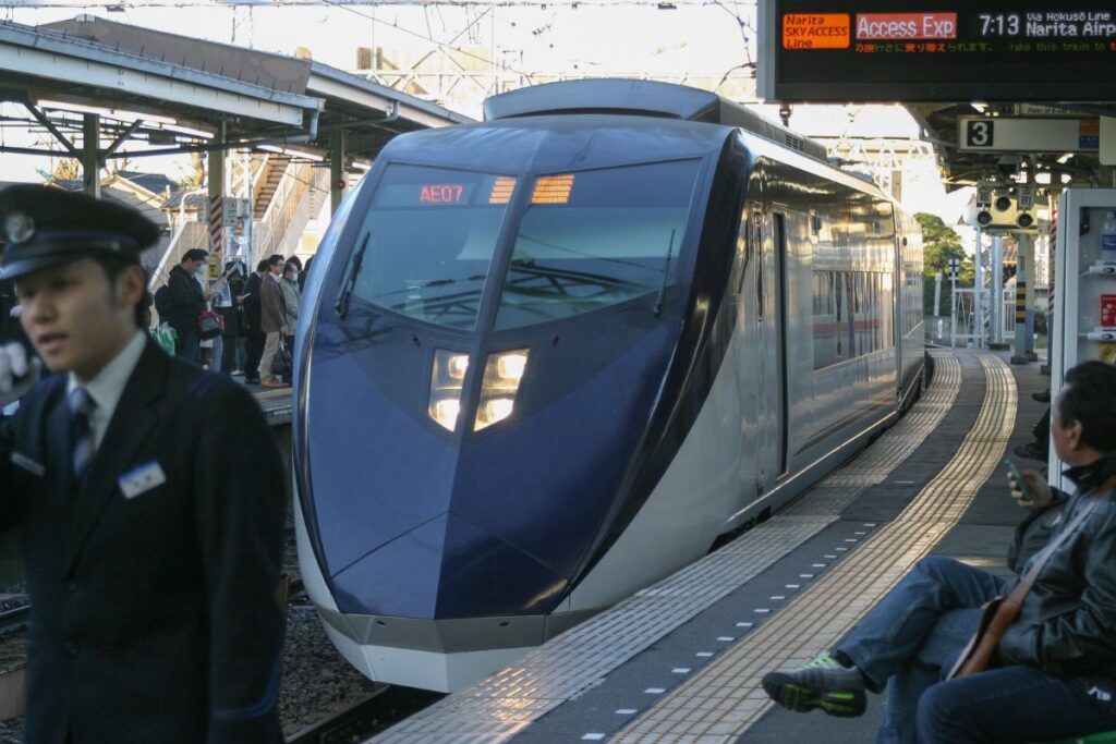 Trem da Keisei Skyline no Aeroporto de Narita