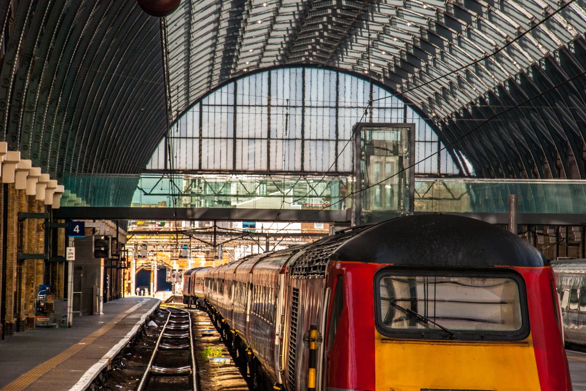 Trem na estação King's Cross