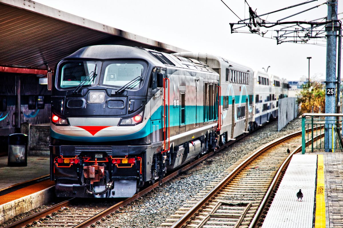 Trem parado em estação de Los Angeles
