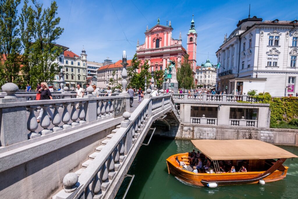 Ponte Tripla à frente da Praça Prešeren e da Igreja Franciscana da Anunciação, em Liubliana