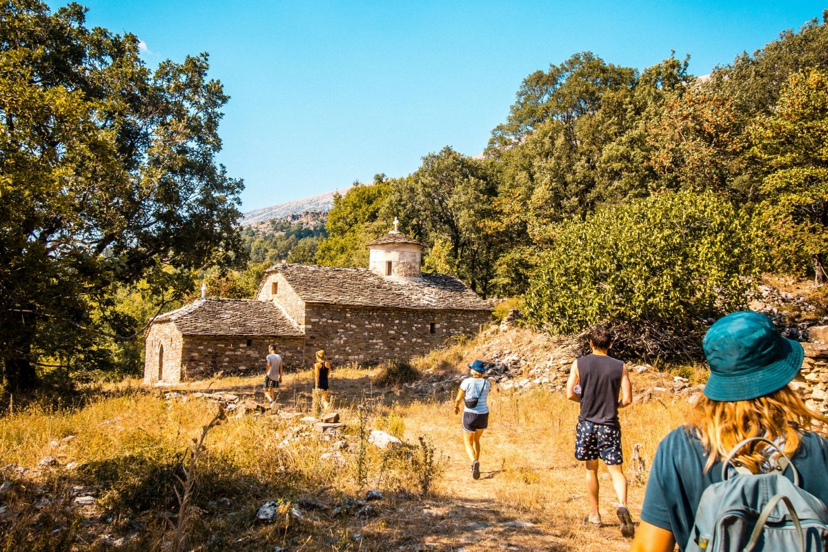 Turistas em trilha na Albânia
