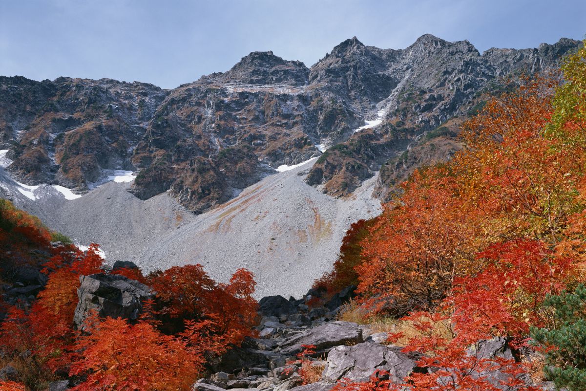Rochas e gelo no treeking do Monte Hotaka, Japão