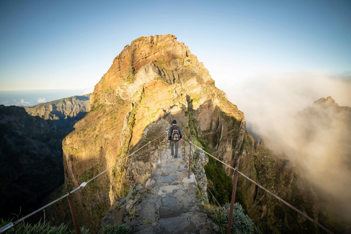 Homem em trilha do Pico do Areeiro e Pico Ruivo