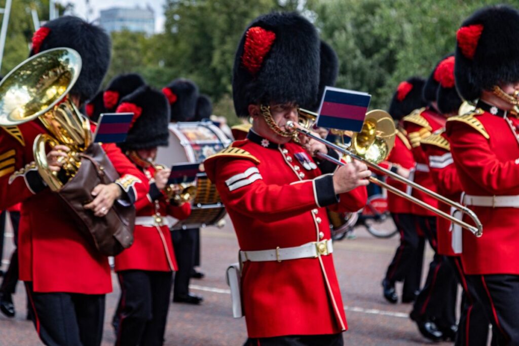 Cerimônia de troca de guarda em frente ao Palácio de Buckingham