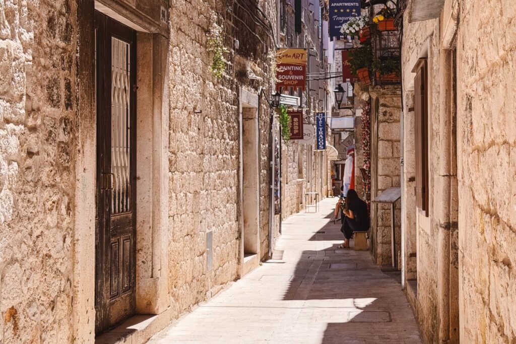 Viela no centro histórico de Trogir, na Croácia