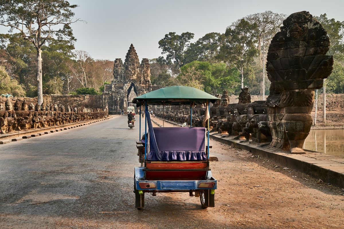 Tuk tuk em Angkor Wat, no Camboja